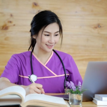 Pflegekraft Ausbildung Auszubildender Foto iStock BongkarnThanyakij